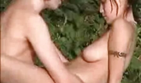 Có một cô gái tóc sex nhật bản không che vàng bà chơi ở bãi cỏ