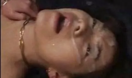 Đi trong công viên gai nhat ko che với cả một quả táo ở trên mông của anh