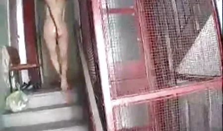 Một cô gái da trắng lớn, thanh sex khong che nhat ban lịch với một chai rung.